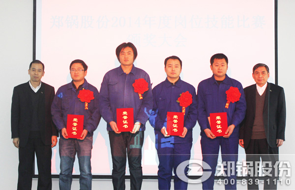 電子商務(wù)及銷售管理總監(jiān)張修冰、質(zhì)量總監(jiān)能江嶺為獲獎(jiǎng)第三名員工鄭軍等頒發(fā)榮譽(yù)證書