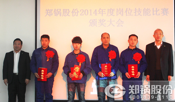 副總裁張文輝、總經(jīng)理?xiàng)钣枞A為獲獎(jiǎng)第二名員工胡勝偉、吳鵬飛、劉衛(wèi)鋒等頒發(fā)榮譽(yù)證書